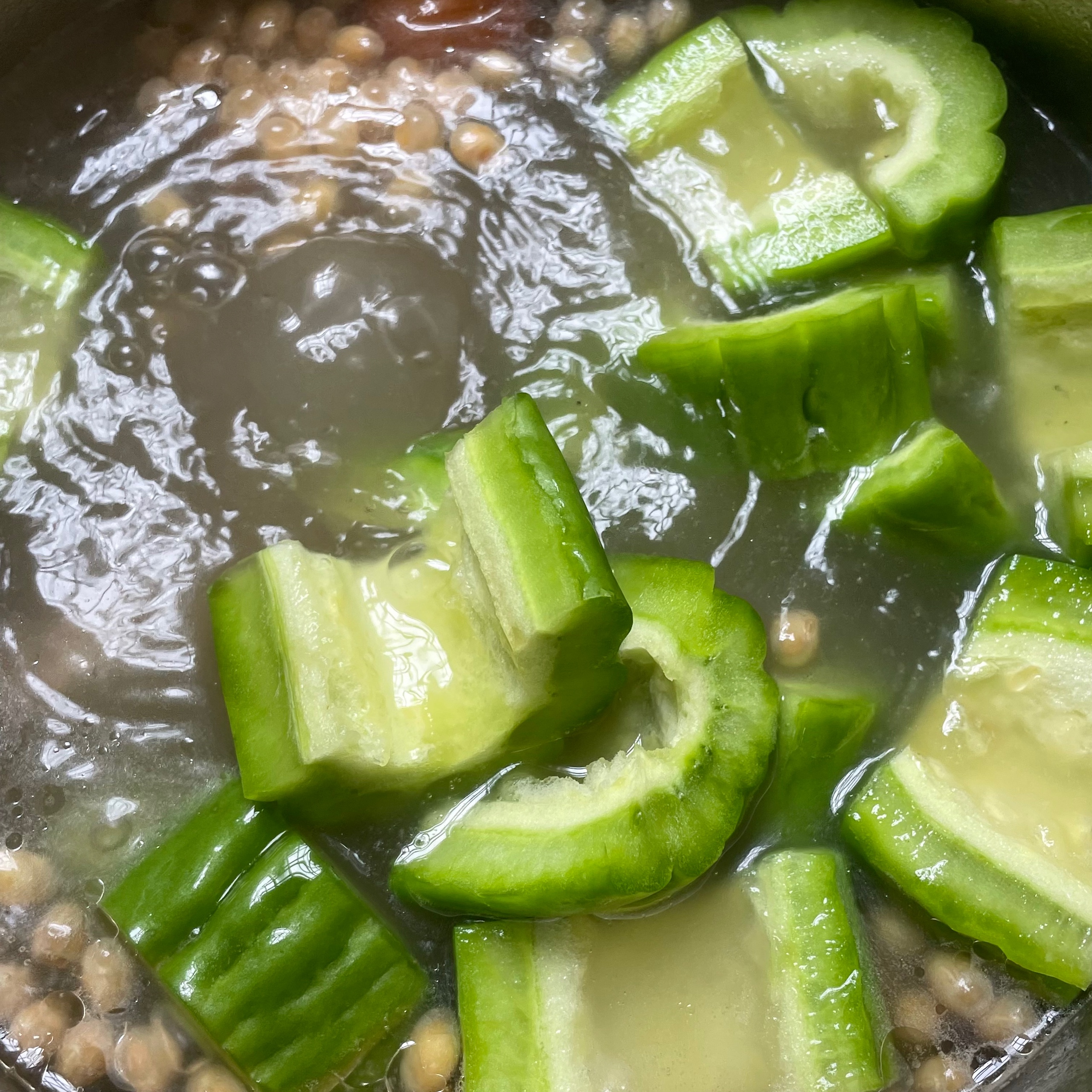 清润消暑的苦瓜排骨汤的做法 步骤6