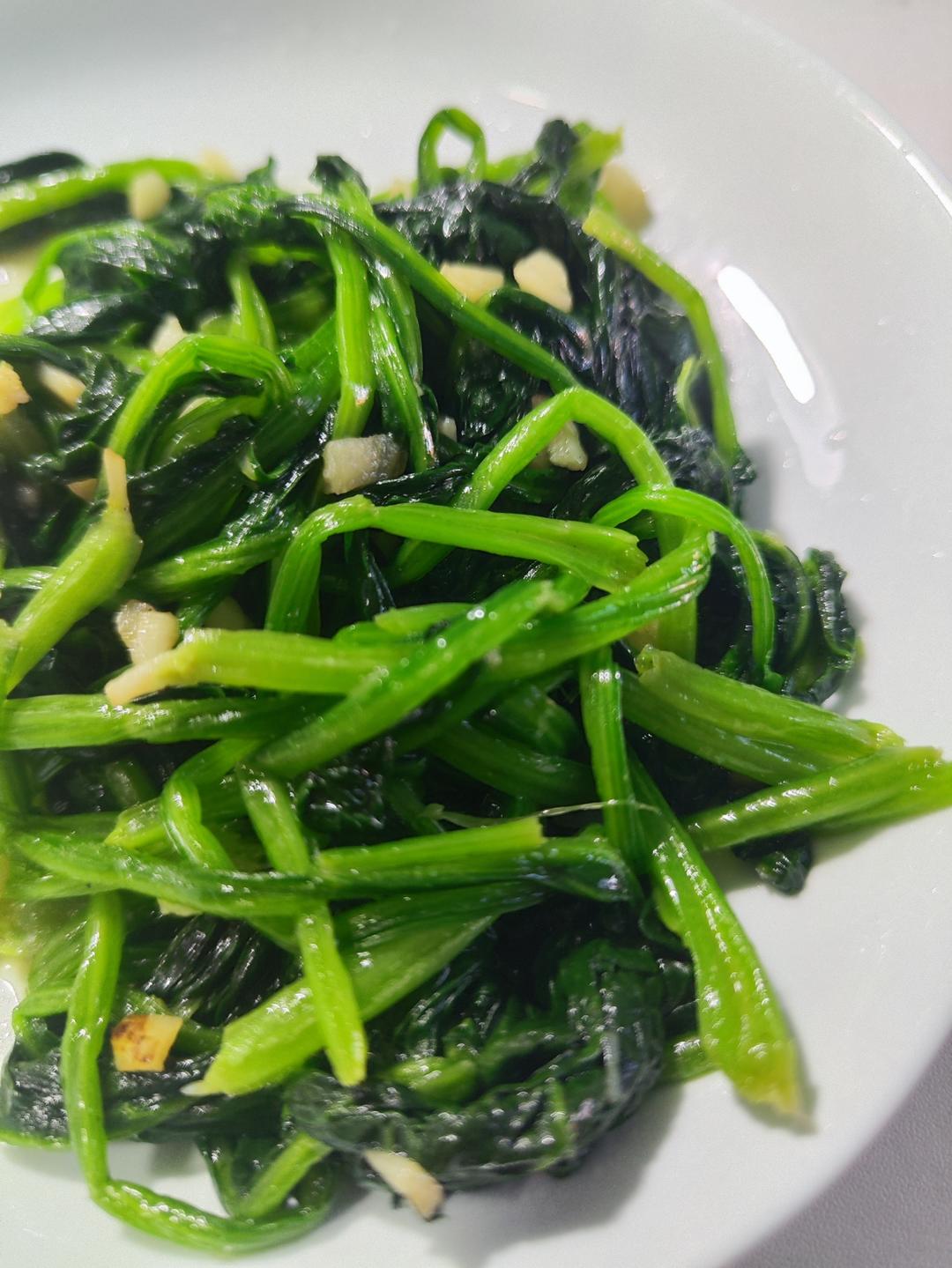 不涩口又嫩的清炒菠菜