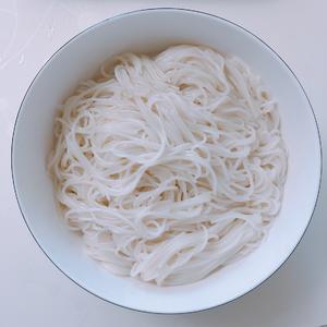 酸菜小锅米线-家庭版的做法 步骤2