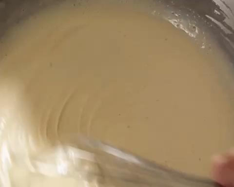 一个香蕉   两个鸡蛋  这么做全家老少都爱吃 软糯香甜的香蕉鸡蛋饼  附细节视频的做法 步骤3