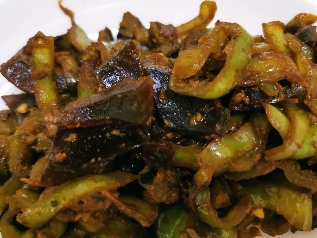 青椒炒皮蛋😋你以为它是黑暗料理？其实是下饭神菜😆