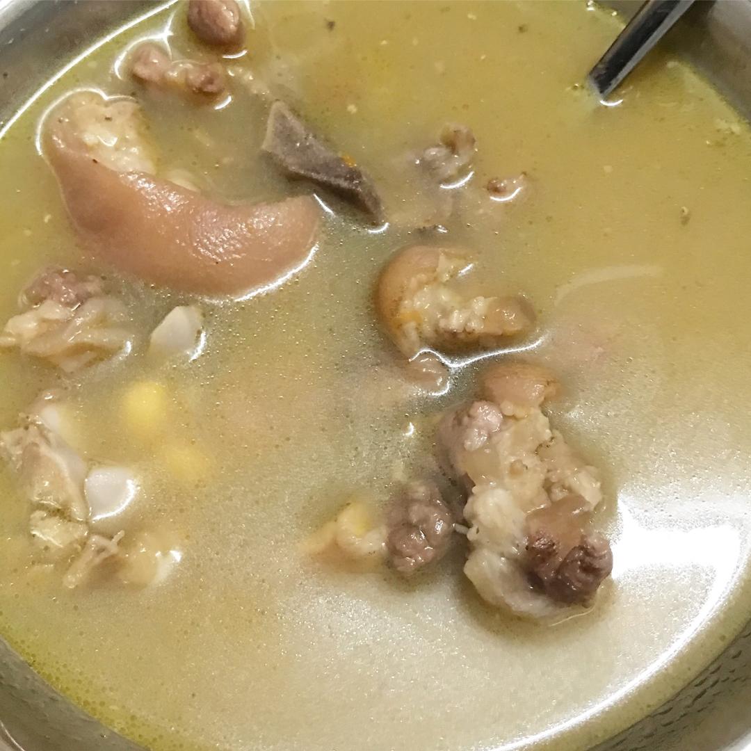 黄豆花生猪脚汤