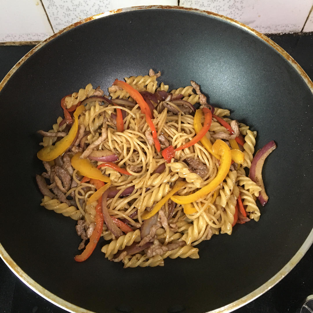 黑椒牛柳炒意面