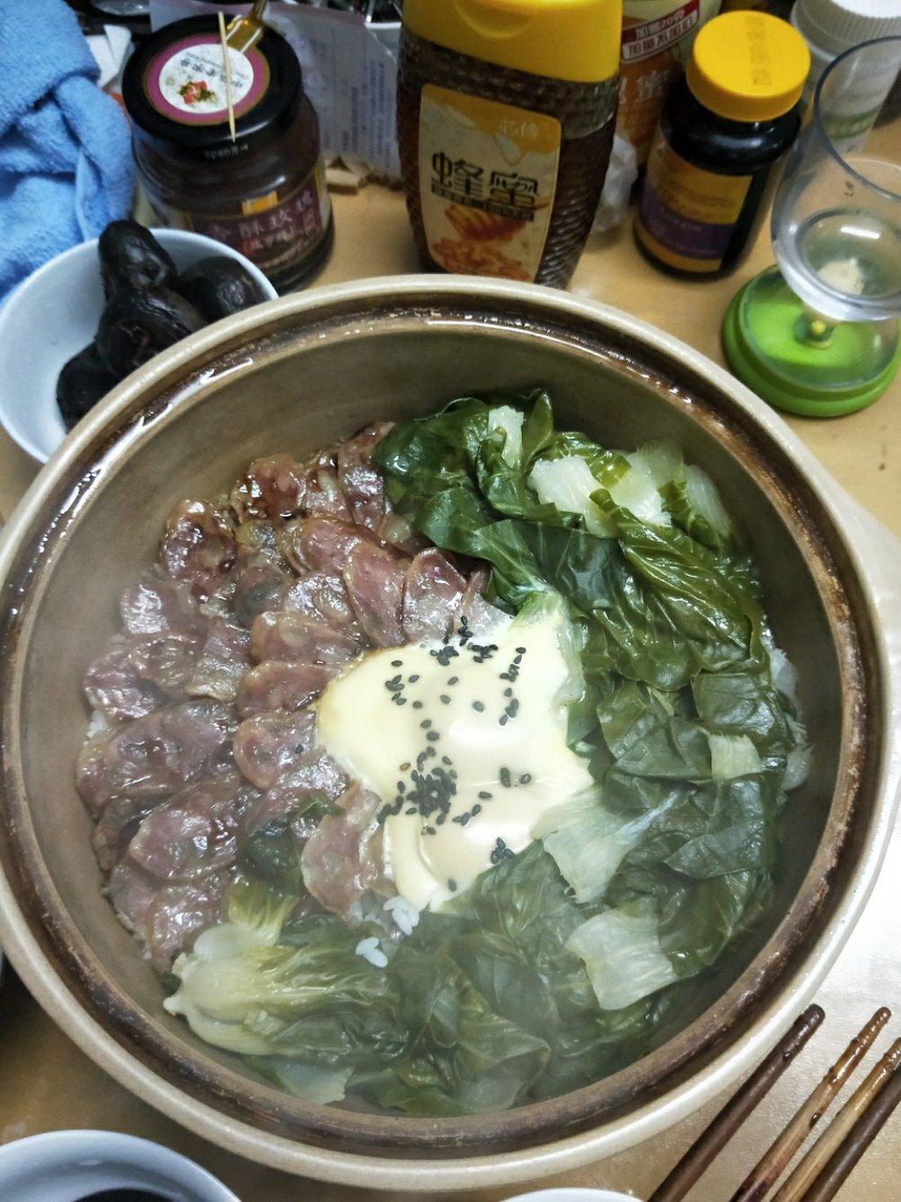 《广式腊肠砂锅煲仔饭》