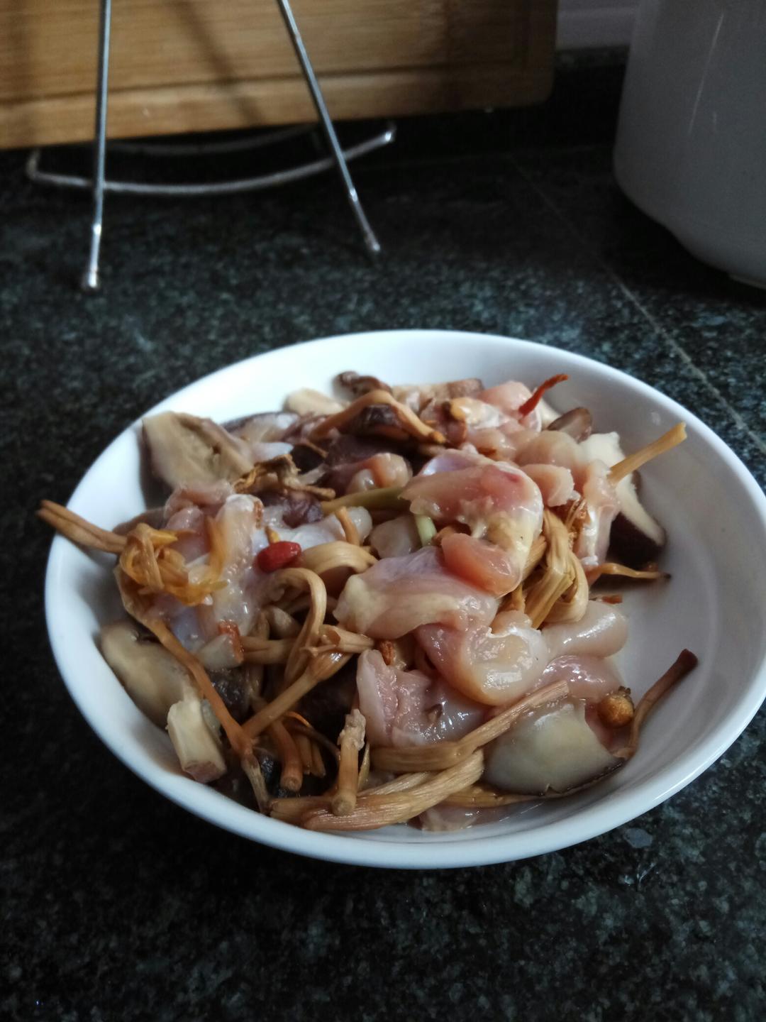 冬菇虫草花金针蒸鸡腿肉的做法