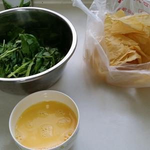 青山绿水_菠菜油豆皮的做法 步骤1