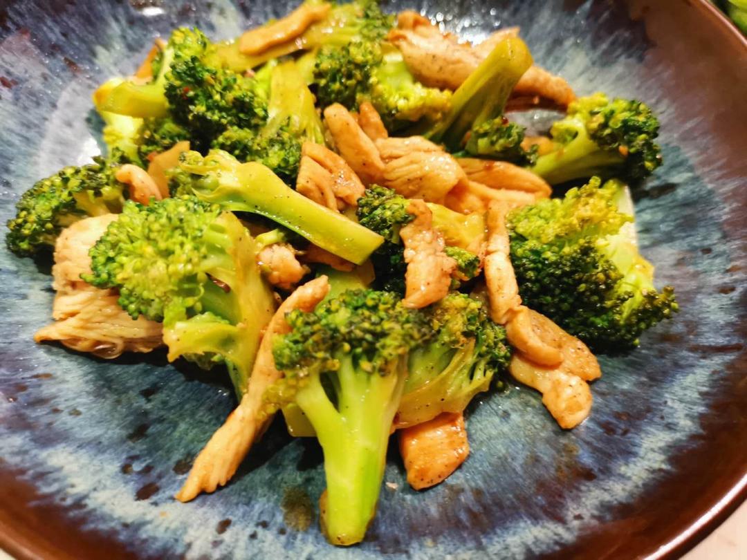 鸡胸肉炒西兰花