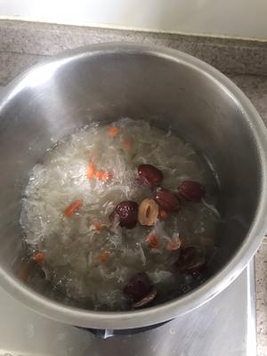 红枣枸杞银耳汤的做法 步骤8