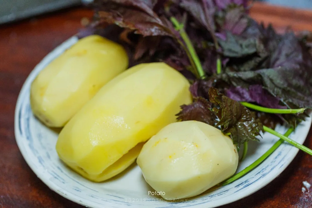 清炒紫苏土豆片，一道超级下饭的家常菜的做法 步骤1