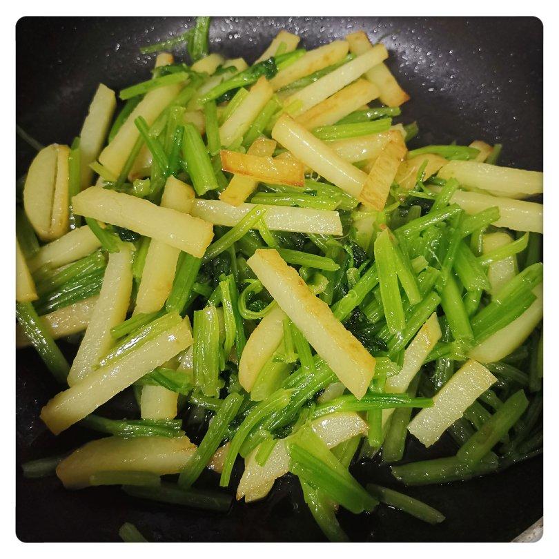 土豆炒芹菜