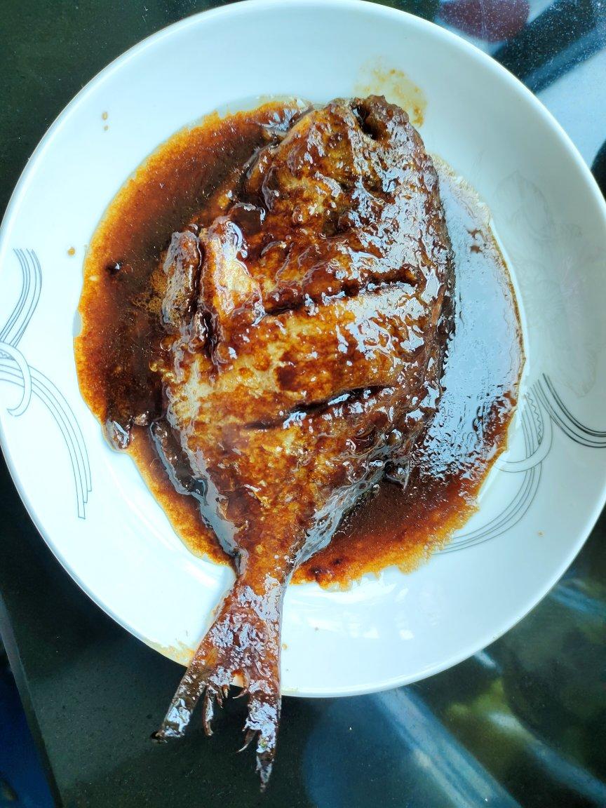 我就是我那一抹笑穿透阳光做的家常菜上海红烧鲳鱼