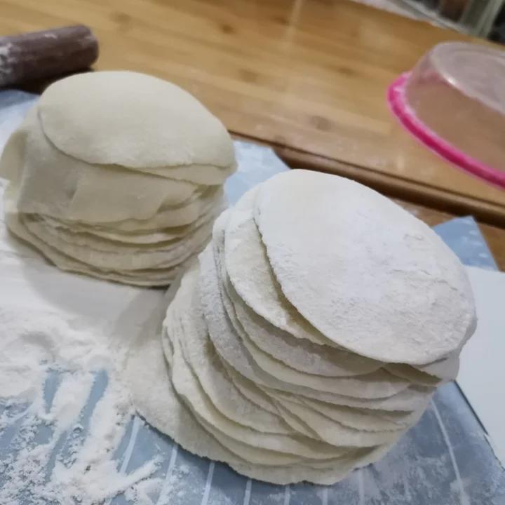 擀饺子皮的视频