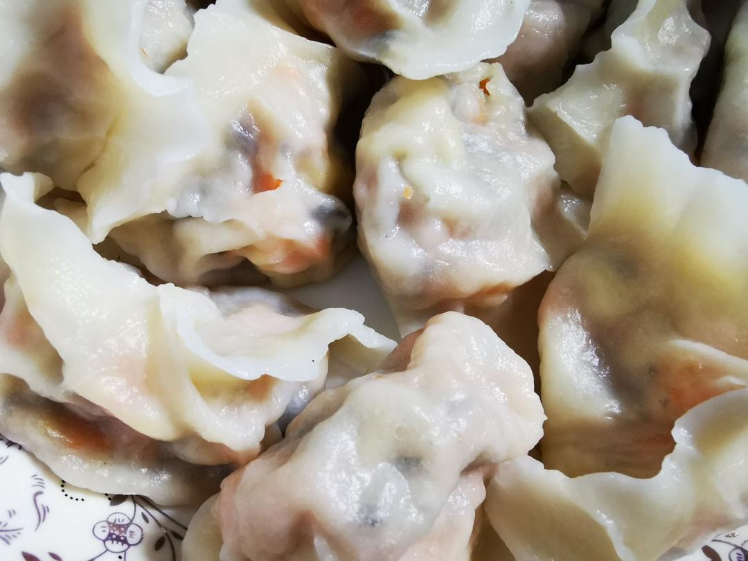 ye鱼hua石做的胡萝卜鸡蛋香菇木耳素馅饺子