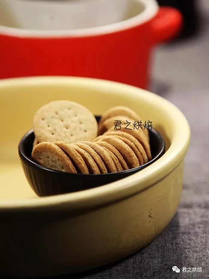 薄薄的，脆脆的，减肥期也能吃的全麦苏打饼干