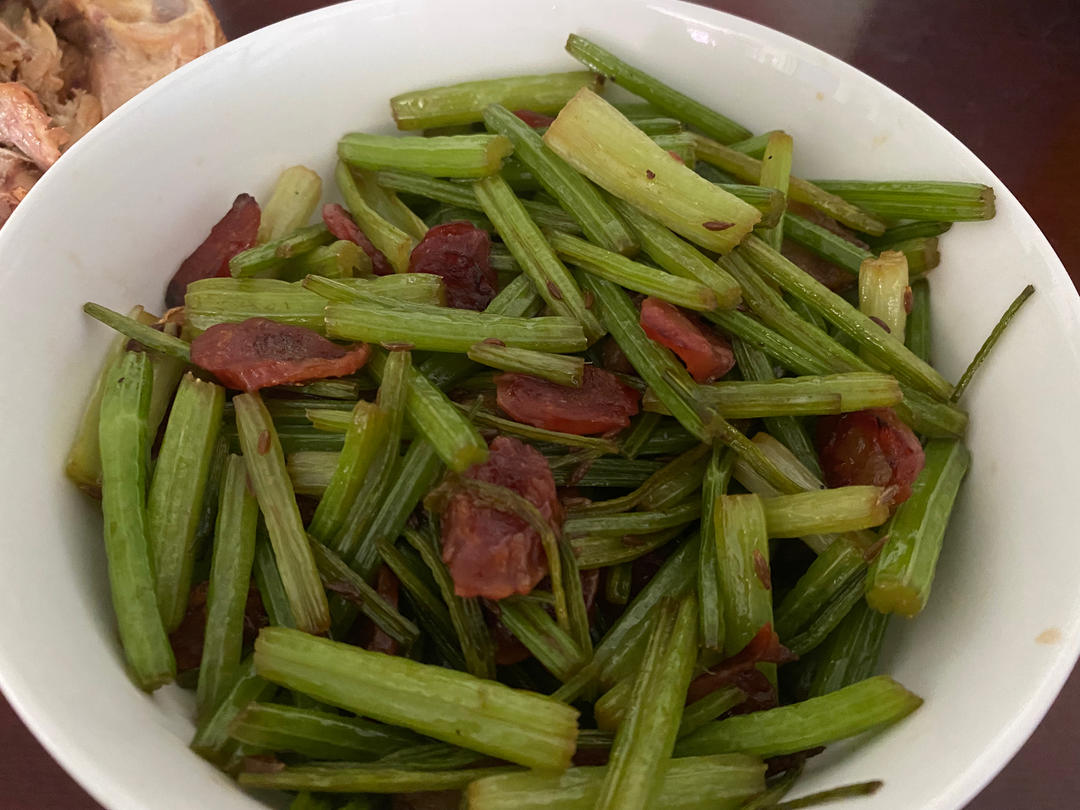 超下饭的香芹炒腊肠