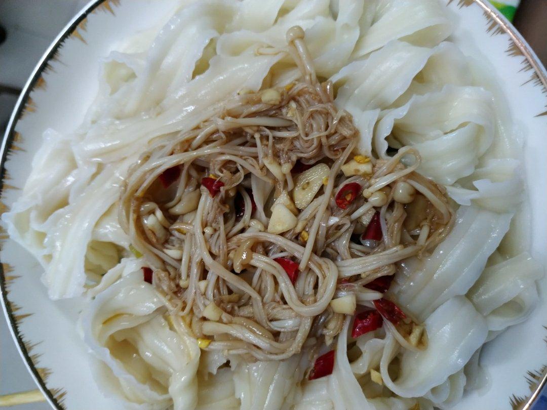 金针菇莴笋凉面
