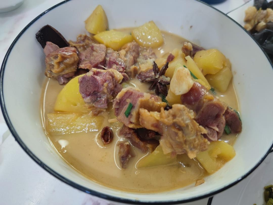 腊鸭腿炖土豆