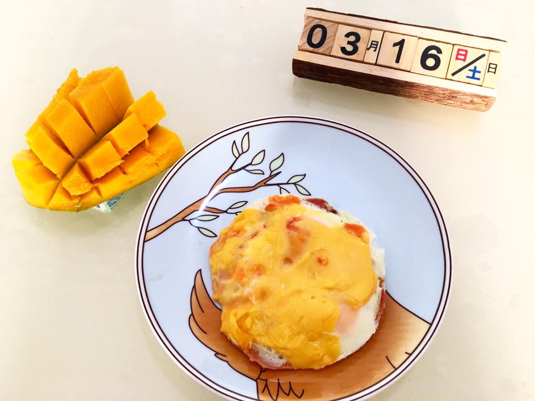 只需摆好材料去微波！惊艳全家的早餐端上桌：香肠奶酪烘蛋