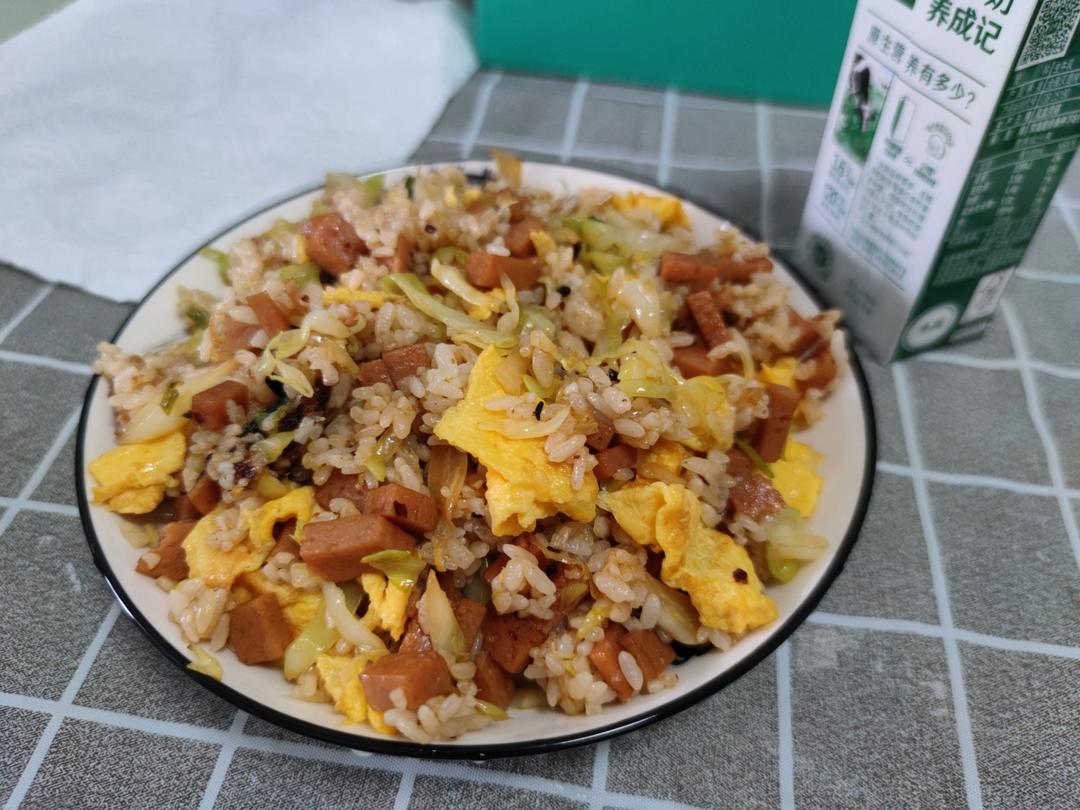 火腿肠蛋炒饭