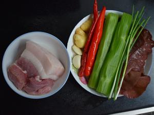 肉嫩菜鲜的青笋木耳炒肉的做法 步骤1