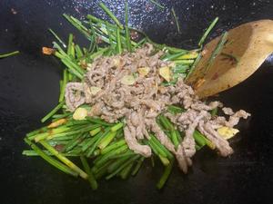 韭菜花炒牛肉（入目皆是夏）的做法 步骤9
