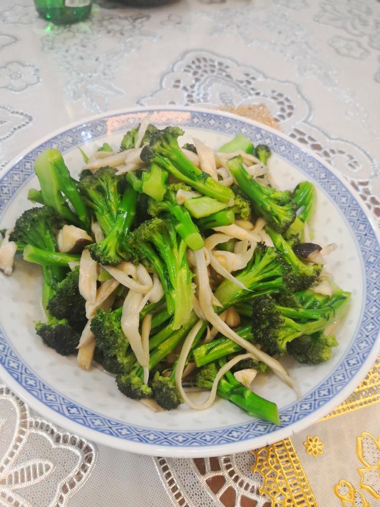 杏鲍菇炒西兰花