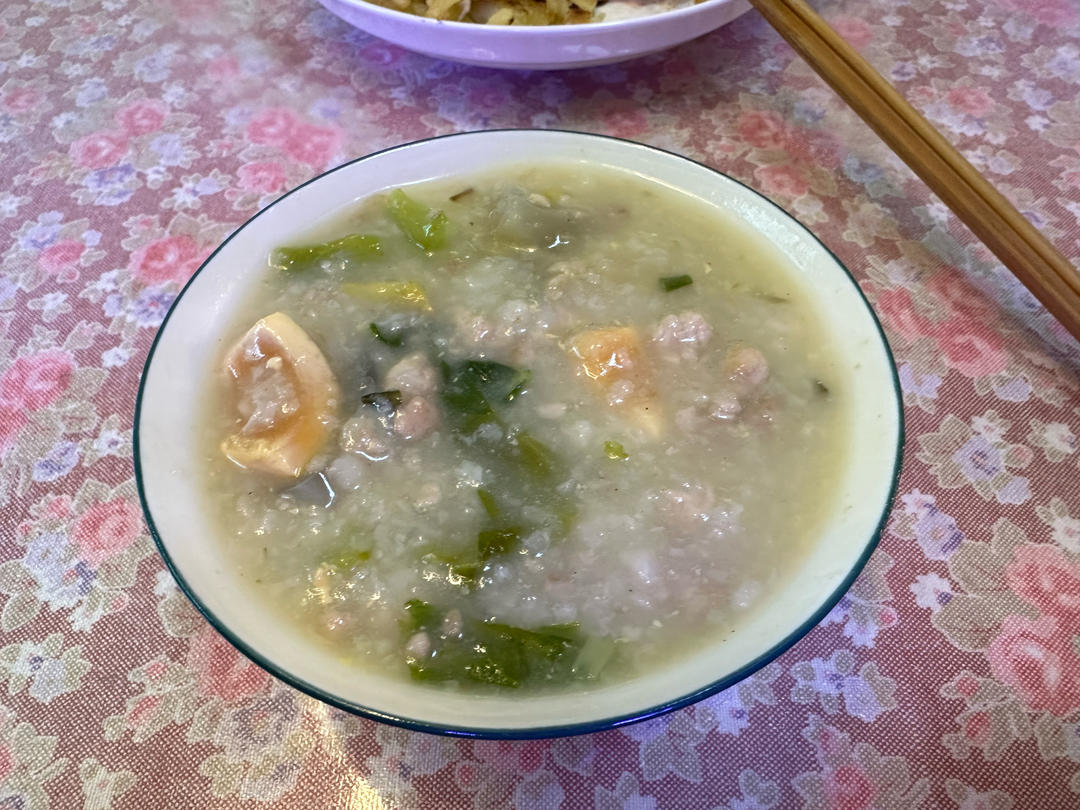 妈妈👩教我做的皮蛋瘦肉粥🥣简单快捷美味😋