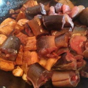 贴秋膘美食——鳝筒烧肉的做法 步骤2