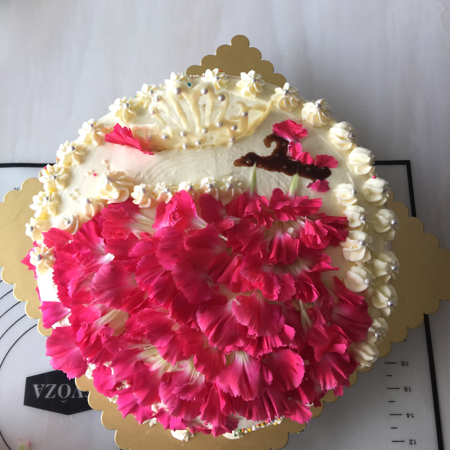 玫瑰花瓣生日蛋糕