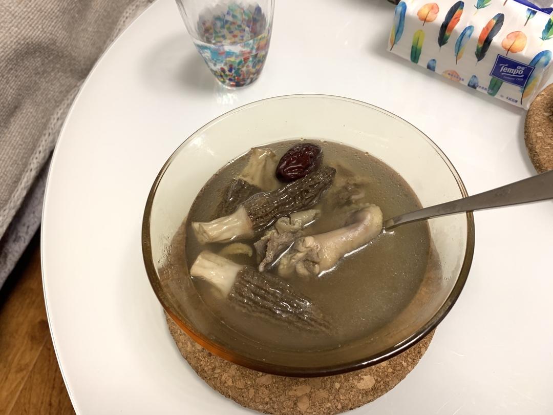 羊肚菌炖鸡汤（简单、营养又美味）