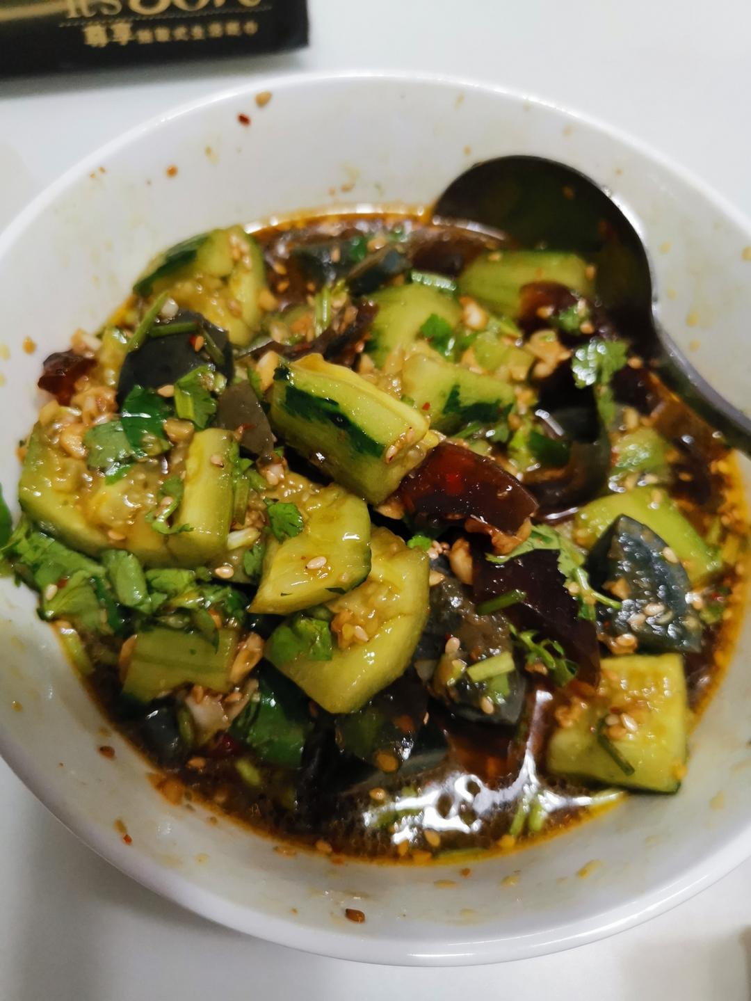 皮蛋的神仙吃法❗️好吃到爆的香菜拌皮蛋