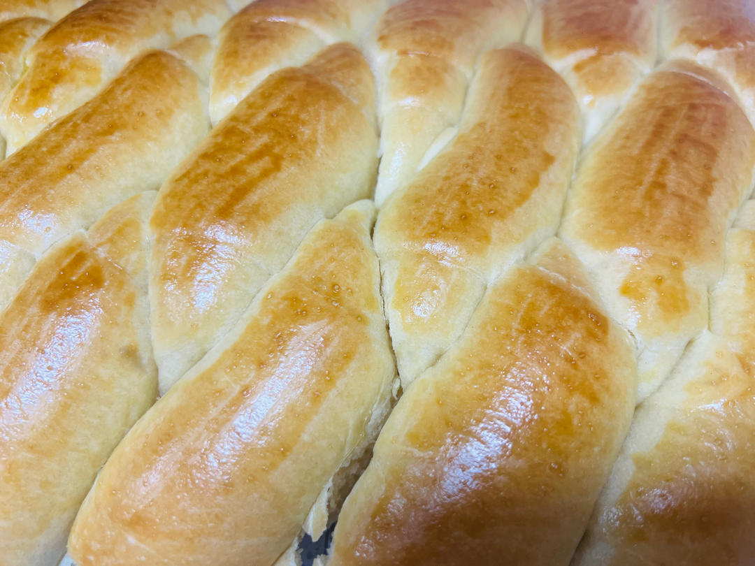 又香又软又拉丝，咬一口奶香十足！超治愈的淡奶油波兰种小餐包