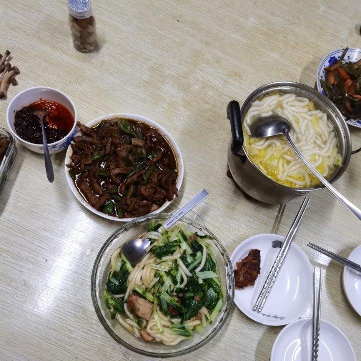 豇豆炒土豆是很神奇的一道菜, 没有一丁点肉, 却好吃到爆
