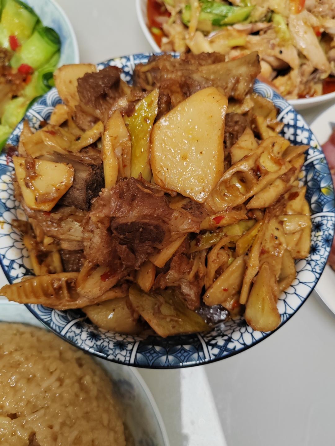 家常笋子烧排骨