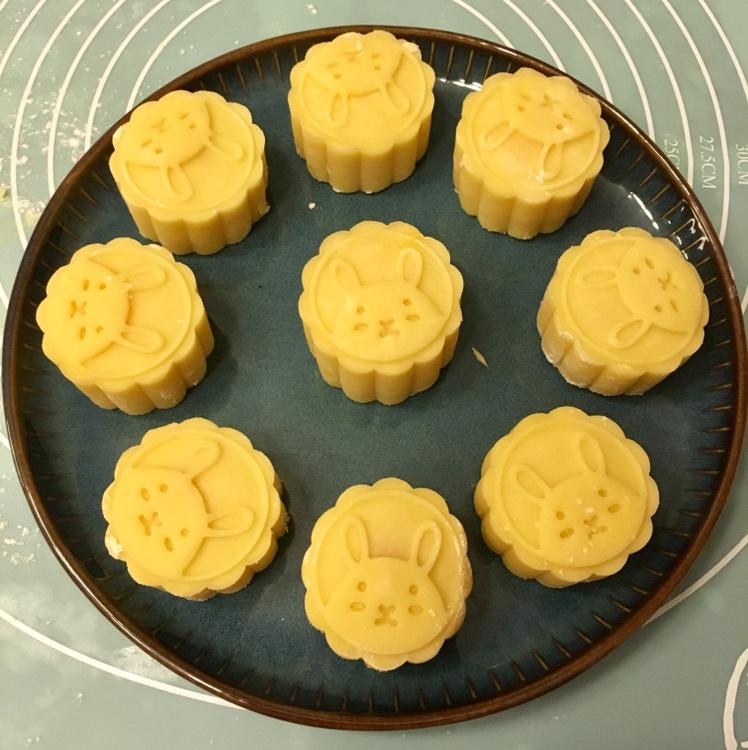 金沙奶黄流心月饼