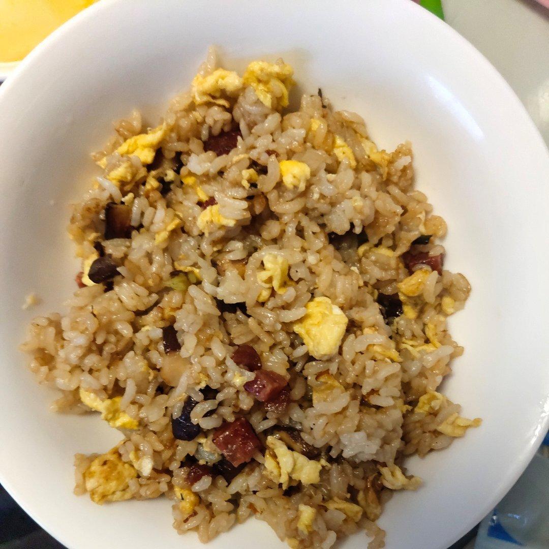广式腊肠炒米饭