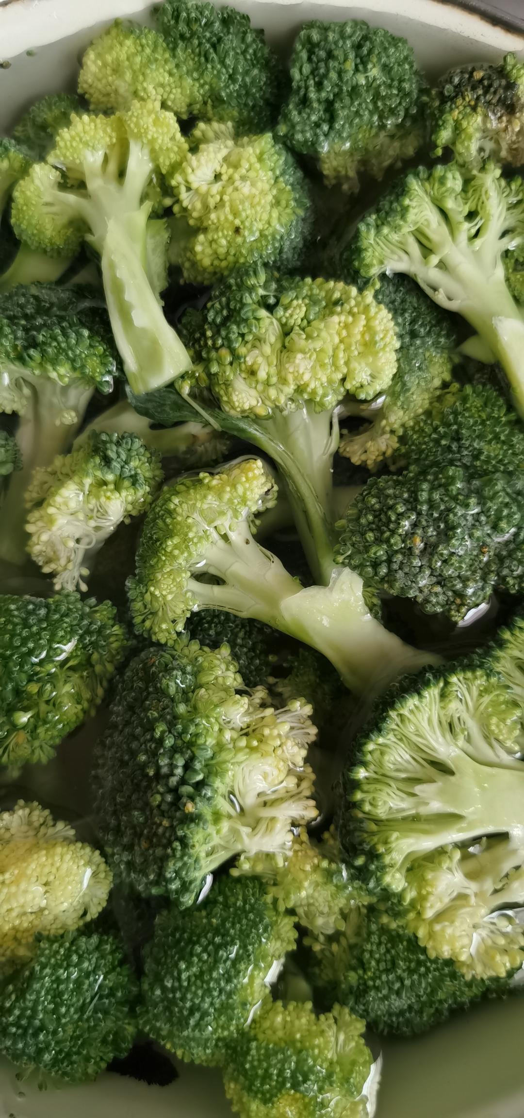 清炒西蓝花，口味清淡，营养价值高