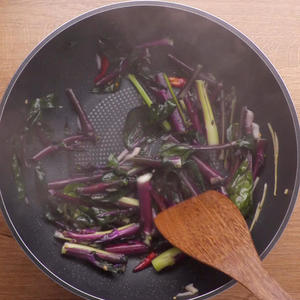 少油清炒红菜苔的做法 步骤2