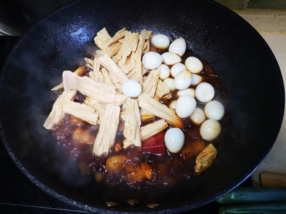 红烧肉腐竹焖鹌鹑蛋的做法 步骤9