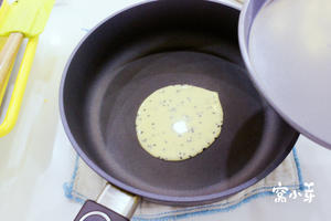 宝宝辅食：咔哧脆的黑芝麻手工蛋卷-18M+的做法 步骤12