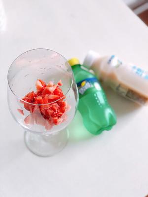 草莓特饮的做法 步骤1
