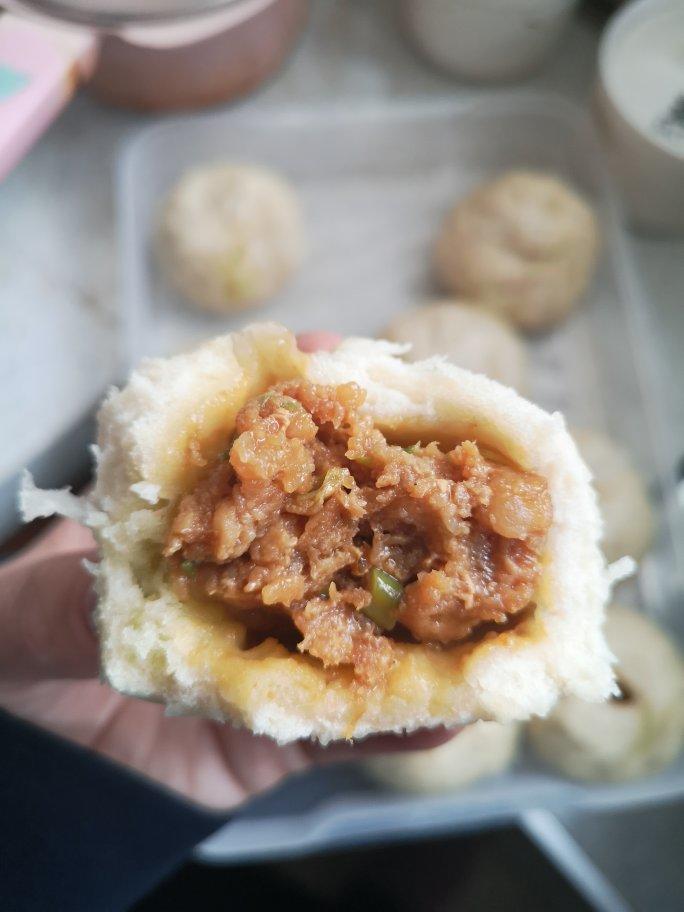 松软多汁的肉包子