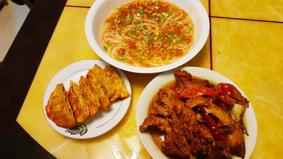 好吃到汤汁不剩～浓郁的番茄荷包蛋焖面