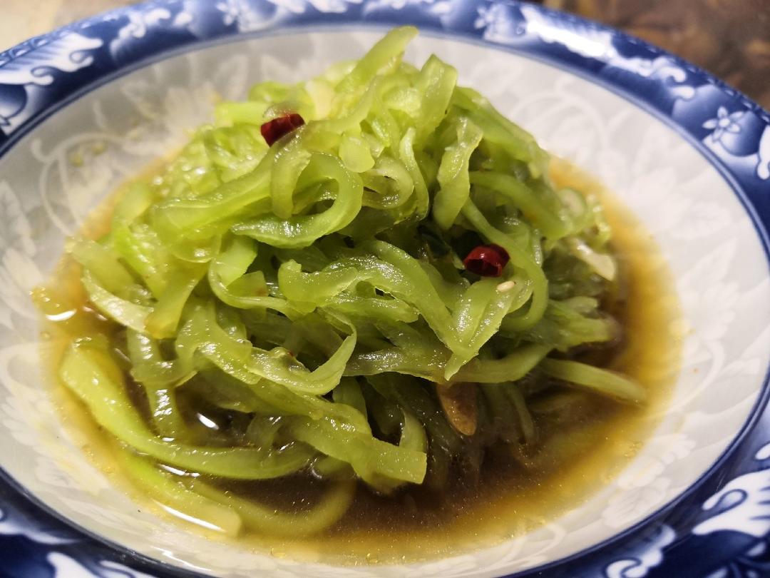 厨师长教你：夏日开胃小菜“凉拌莴笋丝”的家常做法，简单易学赶紧收藏吧