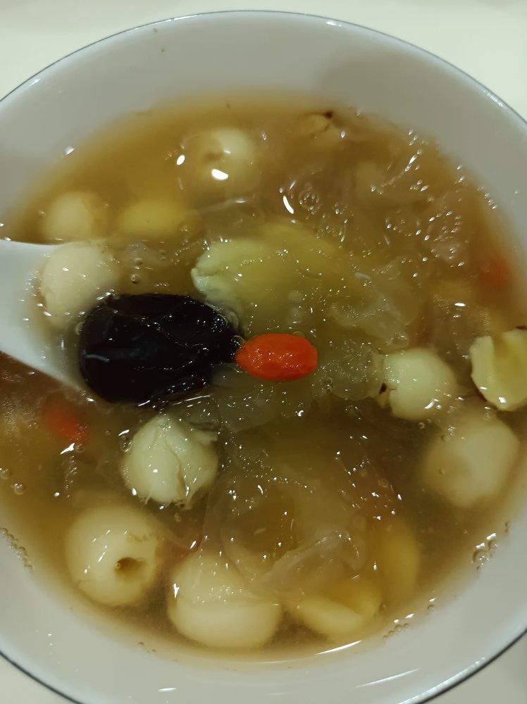 红枣银耳莲子羹（有出胶质、出胶，懒人的电压力锅版）