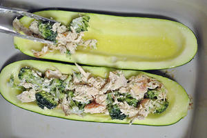 【原始饮食】Broccoli Chicken Zucchini Boats的做法 步骤7