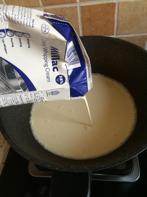 超详细的淡奶油版牛轧糖！的做法 步骤3