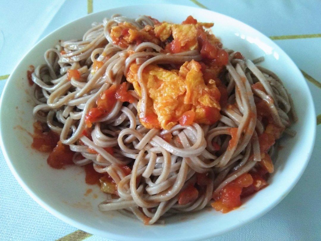 金针菇番茄炒蛋盖浇荞麦面