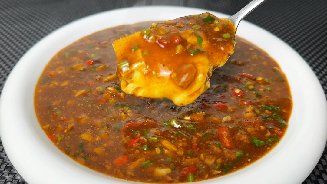 把鸡蛋液倒入豆腐里，出锅就是很多人没吃过的美食，真的太下饭了