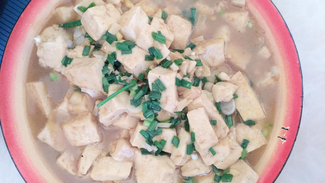 不放肉也超下饭的葱焖豆腐